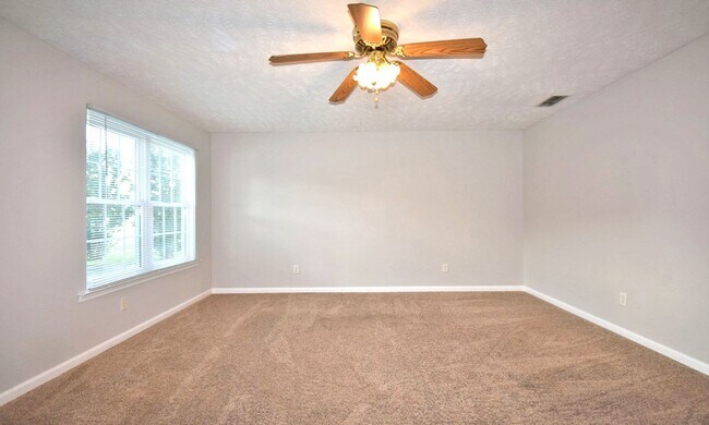 Building Photo - Wonderful spacious 3BR/2.5BA w/garage, fen...