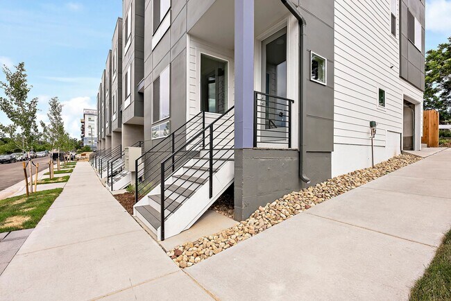 Building Photo - Luxury Townhome - 3 Bed 3.5 Bath at Overlo...