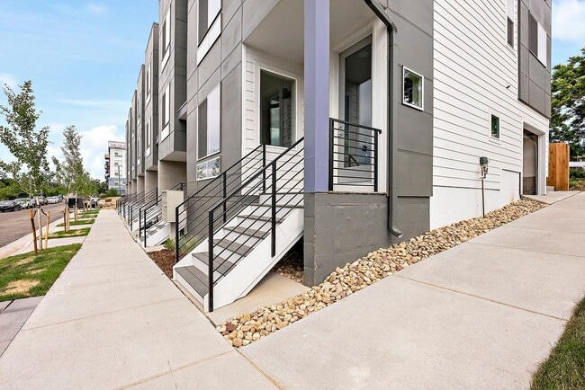 Building Photo - New 2 bed 2.5 bath Townhouse at Overlook Station