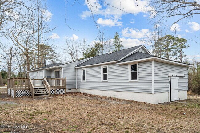 Building Photo - "Charming 4-Bedroom Home with 2 Full Baths on Murrill Hill Road – Your Perfect Jacksonville Retre...