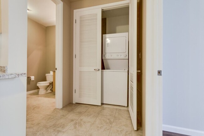 Building Photo - 2 Bedroom Condo in M2i
