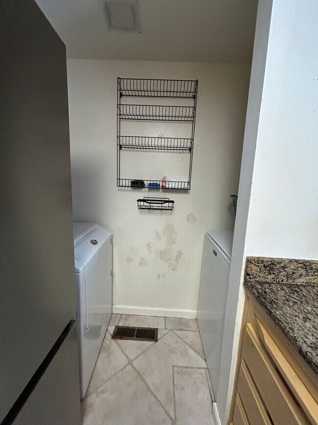 Foto del edificio - Long-term Lake Forest Glenn Condo