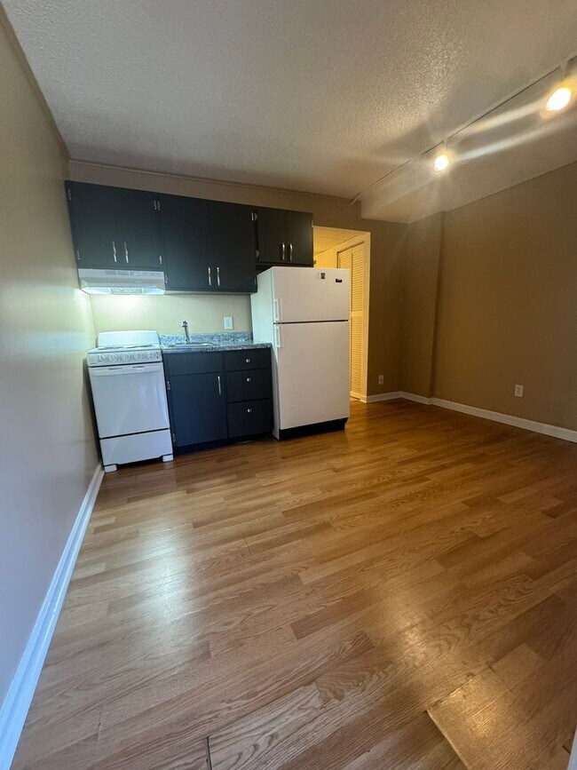 Building Photo - Leasing for 2024-2025! $1125 per month! Un...