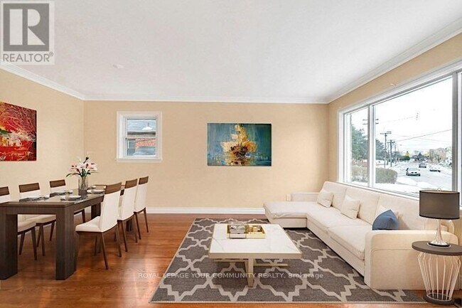 Building Photo - 21 Lynvalley Crescent