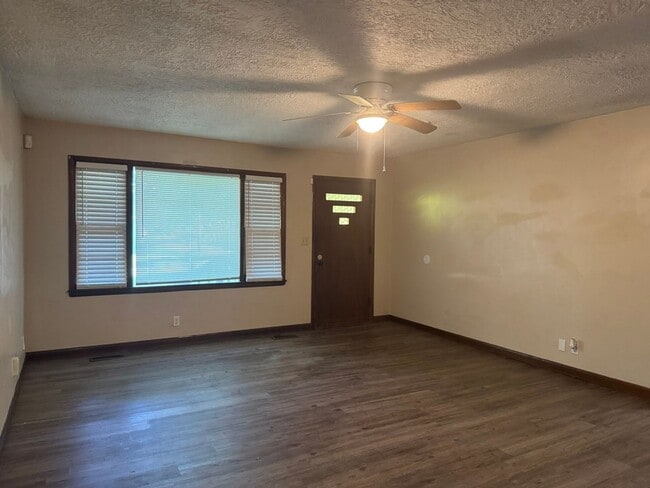 Building Photo - Cute 3 Bedroom Home Available Now