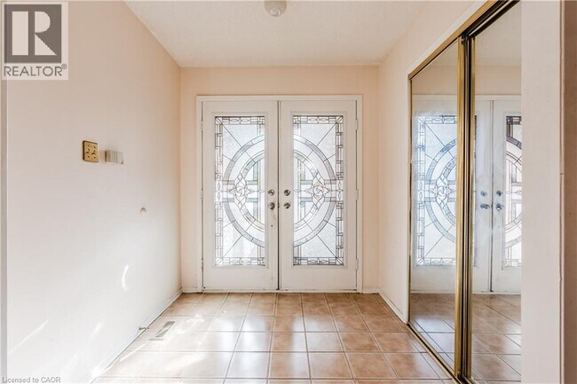 Building Photo - 8 Dingwall Ct