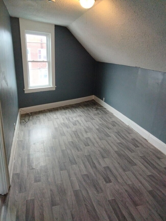 Foto del edificio - 2352 Barnum Ave