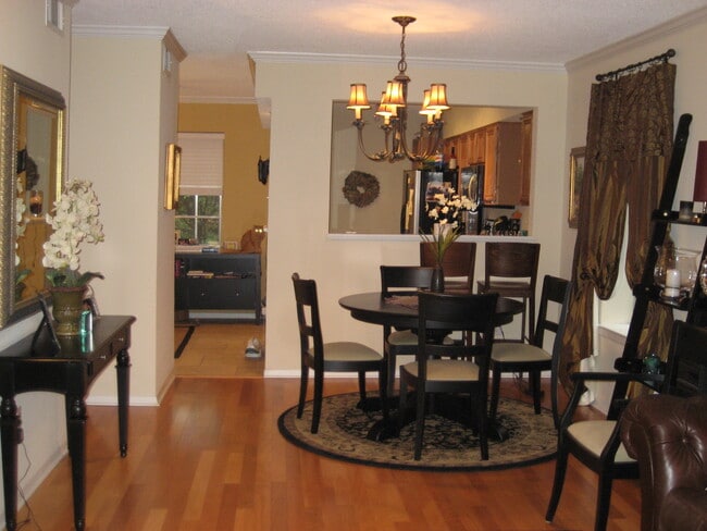 dining room with bar to kitchen - 542 Peabody Sq
