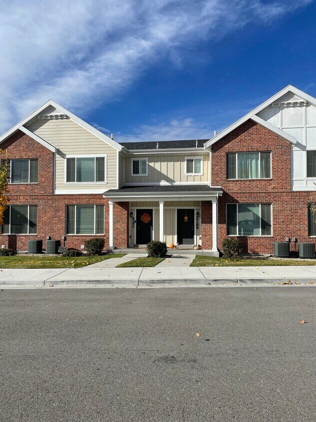Front unit in community - 9290 S Rose Cottage Way