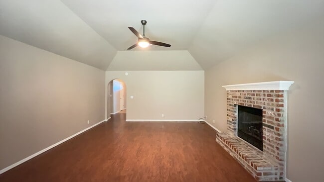 Building Photo - Welcome to this charming 3-bedroom, 2-bath...