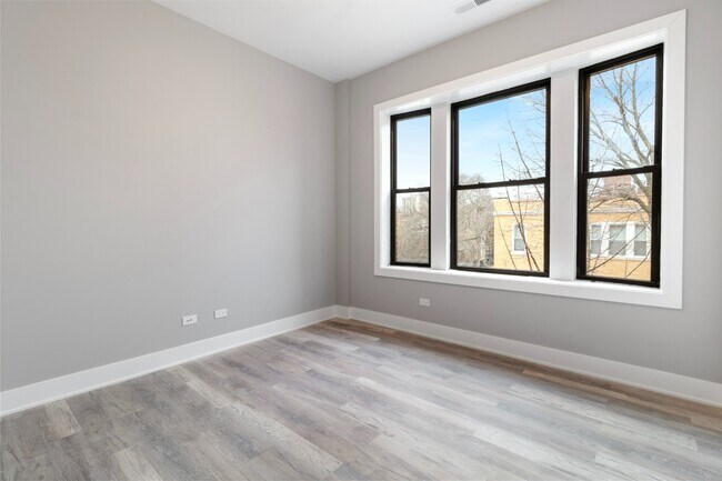 Foto del edificio - Beautiful, Updated and Spacious 2bd/2bth, Ukrainian Village, 5/1-6/1 Move in!
