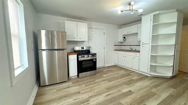 Building Photo - 105 Clear Lake Rd