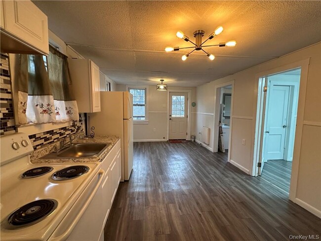 Building Photo - 55 Burlingham Rd