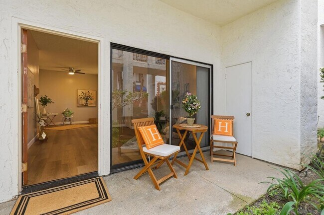 Foto del edificio - 8320 Regents Rd