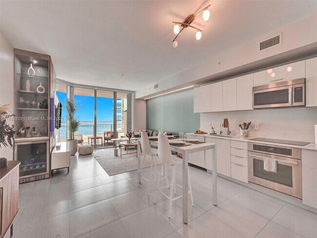 Building Photo - 1300 Brickell Bay Dr