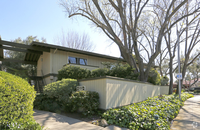 Building Photo - The Laurelwood