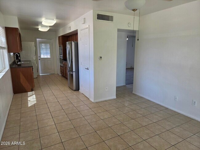Building Photo - 6401 E Parkview Dr
