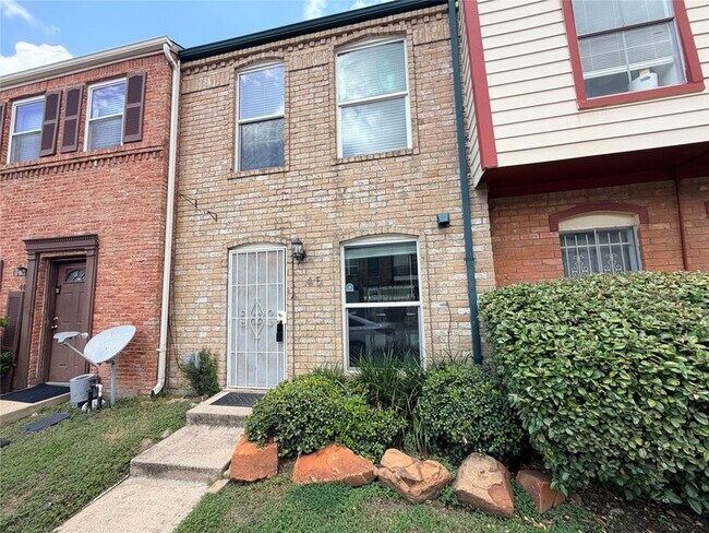 Foto del edificio - 7700 Creekbend Dr