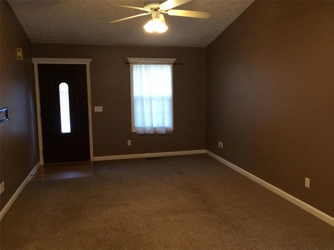 Building Photo - 440 Lakeview Dr