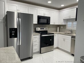 Building Photo - 9420 S Hollybrook Lake Dr