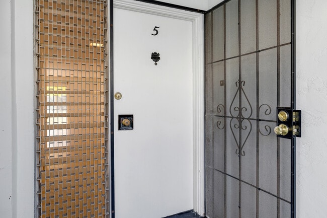 Building Photo - 2352 Torrey Pines Rd