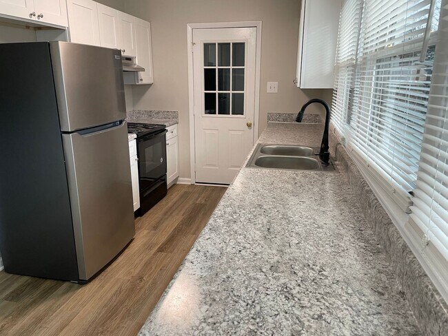 Foto del edificio - Totally New Kitchen & Bathroom in a Charmi...