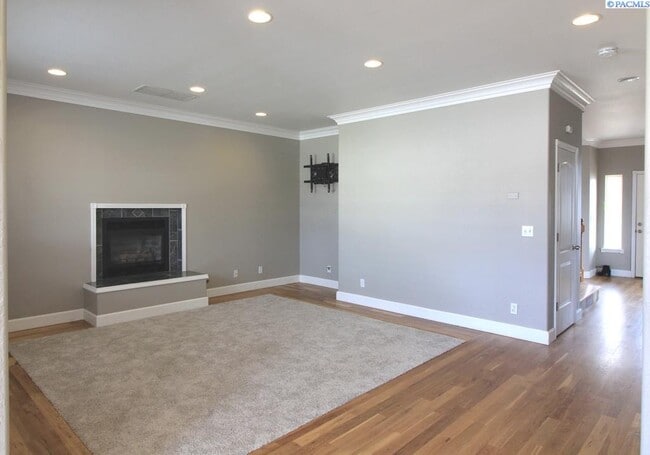 Building Photo - 4 Bed/ 2.5 Bath Home in West Pasco - River...