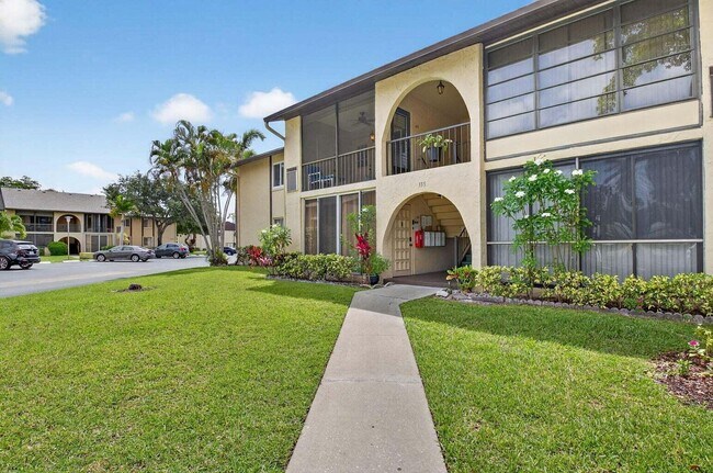 Foto del edificio - 335 Pine Ridge Cir