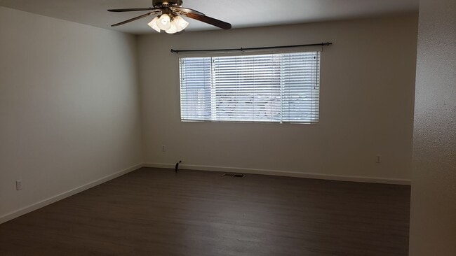 Building Photo - SPACIOUS 3 BED/2.5 BATH/2 CAR GAR/ A/C / 1580 SQ FT HOME IS MOVE IN READY