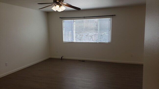 Foto del edificio - SPACIOUS 3 BED/2.5 BATH/2 CAR GAR/ A/C / 1580 SQ FT HOME IS MOVE IN READY