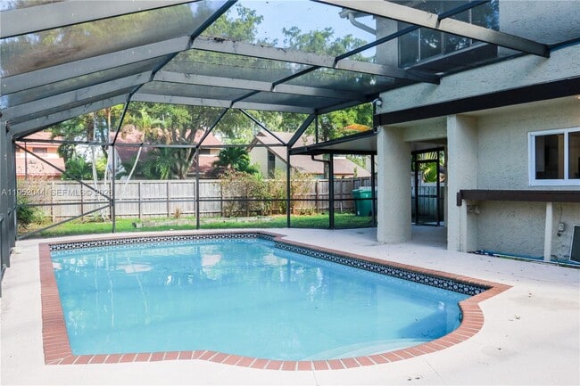 Building Photo - 8320 SW 39th Ct