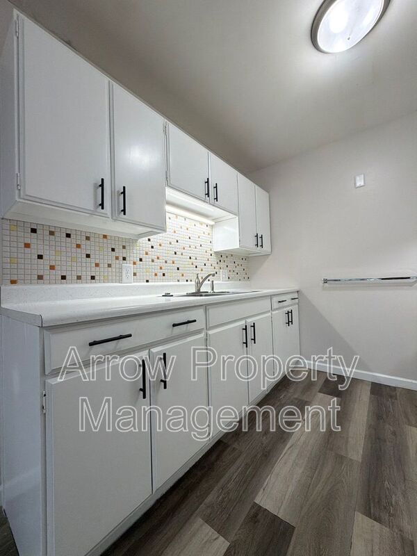 Building Photo - 823 N 6th St