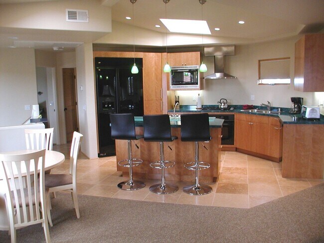 Building Photo - Must see! Tri-level 3 Bedroom 3 bathroom t...