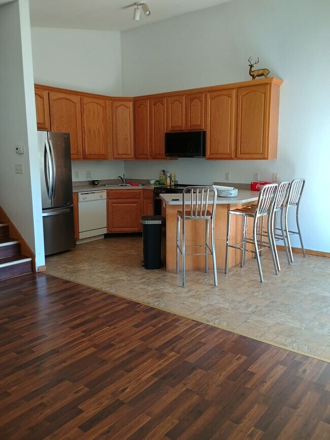 Building Photo - 3 Bedroom 2 Bath Town Home