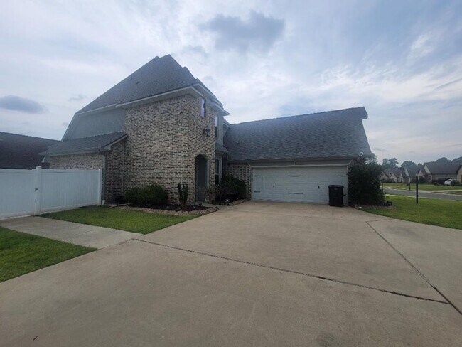 Foto del edificio - 724 Fir Wood Ln