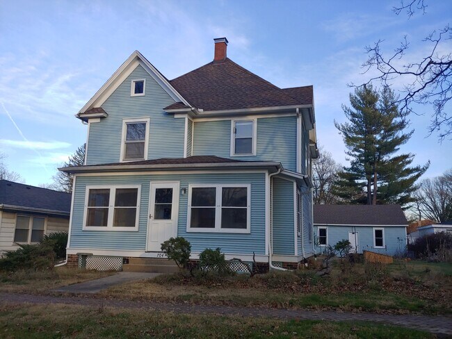 Entrada por el porche delantero al apartamento del segundo piso. - 704 S Broadway Ave