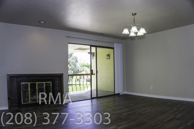 Foto del edificio - 1125 N Camelot Dr