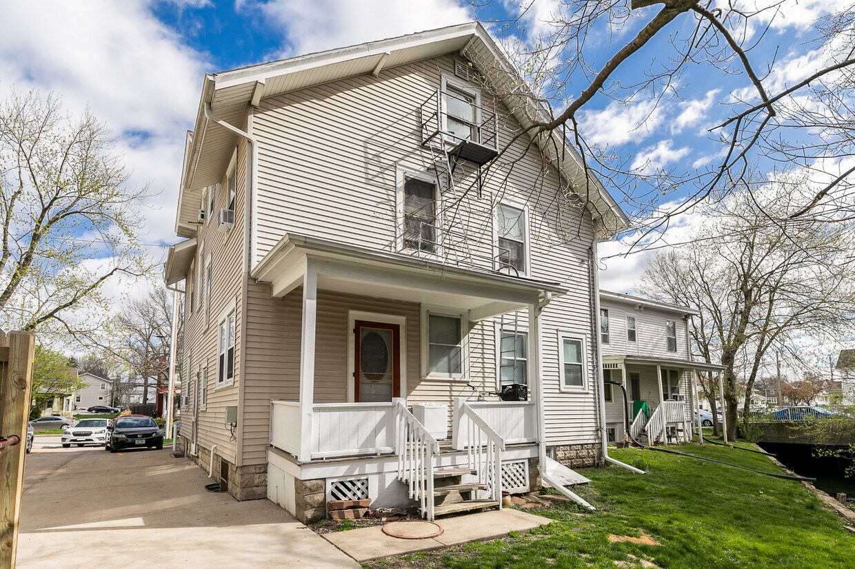 Building Photo - 717 Iowa Ave