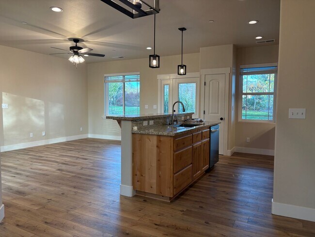 Foto del edificio - 5619 Cherry Ln