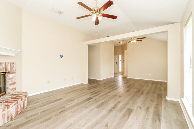 Foto del edificio - 4001 Periwinkle Dr