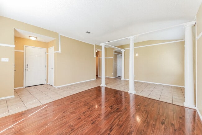 Building Photo - 1029 Lakeview Ct