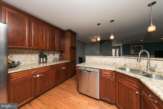 Building Photo - 45 Bristol Ct