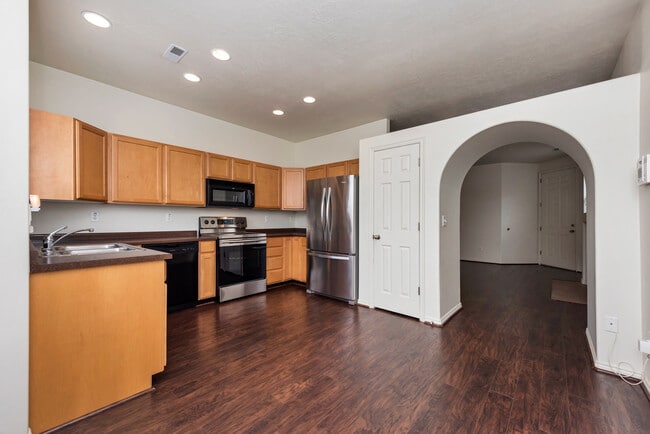 Building Photo - Beautiful Pet Friendly 3 bed/2 bath home i...