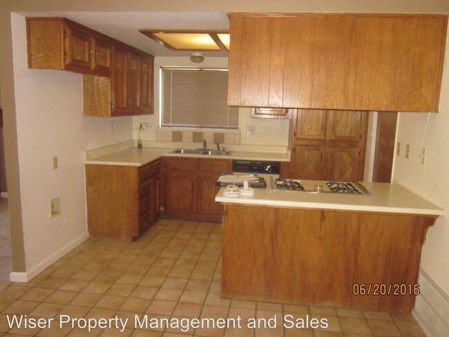 Building Photo - 1325 W Cherry Ave