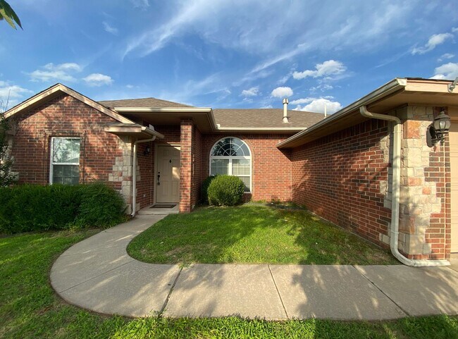 Building Photo - First Month Free!  Recently Remodeled!