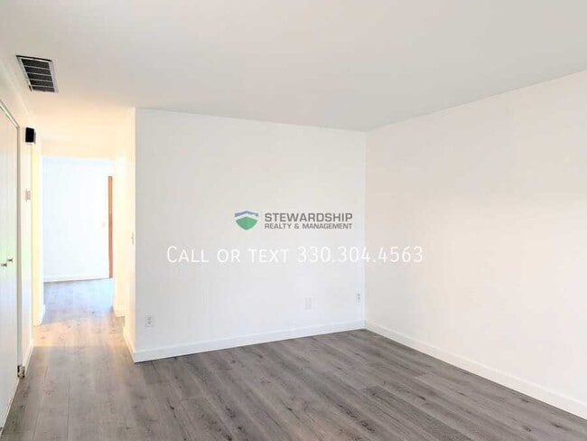 Foto del edificio - 372 Oak Mnr Ave NE