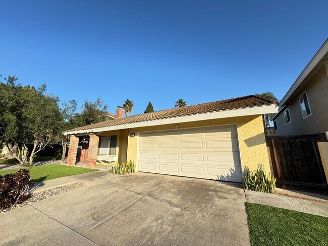 Foto del edificio - Beautifully Maintained 4Bd/2Ba Home w/Large Back Yard and Fruit Trees!