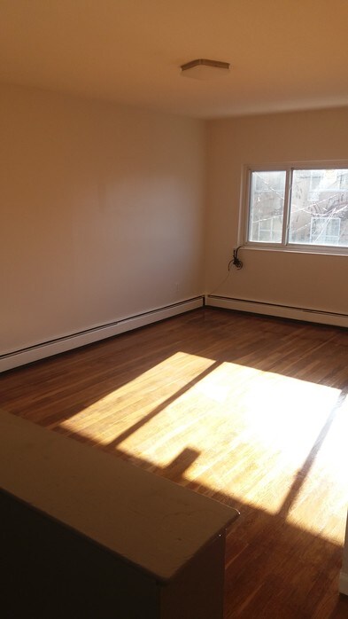 Sala de estar - 615 E 240th St