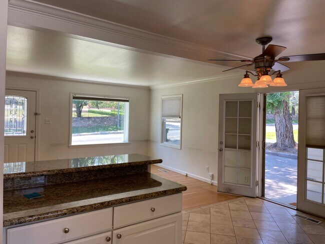 Foto del edificio - 2 Bedroom / 1 Bathroom Duplex in Old South...