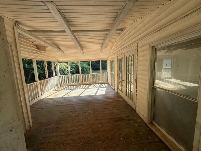 Foto del edificio - 593 Holbrook Rd
